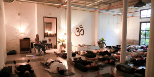 YIN YOGA CON BÁRBARA MAGGIORA Y MÚSICA DE PIANO DE MARI SAVELA EN DIRECTO