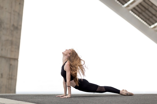 FORMACIÓ A DHARMA YOGA – 120 HORES (FORMAT HÍBRID AMB UN MÒDUL DE 50 HORES ONLINE)